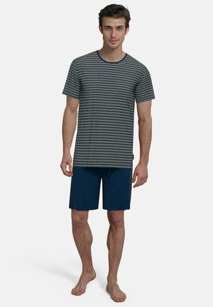 Gestreepte t-shirt in grijs en marineblauw, ronde hals, gecombineerd met effen marineblauwe shorts. Materiaal lijkt zacht, met een casual pasvorm en knielengte.