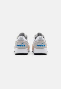 Diadora N902 UNISEX - Sapatilhas - white/vapor blue