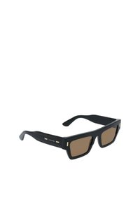 Occhiali da sole rettangolari neri con lenti marroni, finitura opaca, dettagli in oro e il nome del marchio "Calvin Klein" sul braccio.