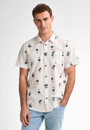 Camicetta a maniche corte in beige chiaro con stampa di palma e cocktail. Colletto button-down, taschino singolo sul petto e superficie liscia.