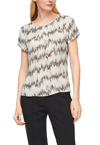 Blusa a maniche corte di colore grigio chiaro con un motivo astratto verticale marrone e nero. Presenta un colletto rotondo con orlo testurizzato e una vestibilità morbida.