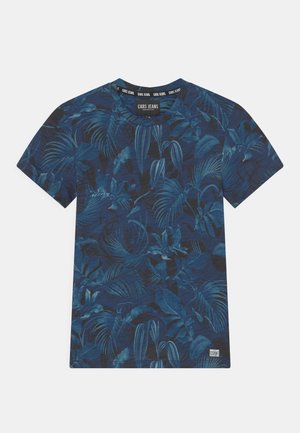 T-shirt bleu à manches courtes avec un motif intégral de feuilles tropicales bleu foncé et un petit logo blanc Cars Jeans près de l'ourlet.