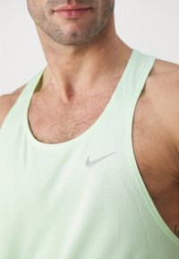 Nike Performance FAST SINGLET - Viršus - vapor green/silver