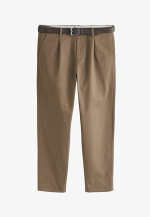 Hnedé ležérne nohavice s prednými záhybmi a bočnými vreckami, doplnené tmavohnedým koženým opaskom so striebornou prackou.