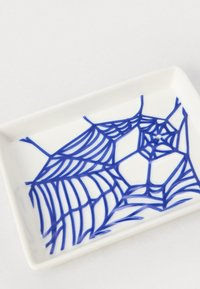 Fehér, téglalap alakú porcelán tálca kék pókháló mintával, bonyolult vonalakkal és fényes felülettel. Az élek simák és kissé megemeltek.
