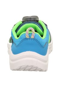 Scarpa sportiva blu con superiore in mesh traspirante, accenti verde neon e suola bianca texturizzata. Dotata di un tassello per un facile accesso.