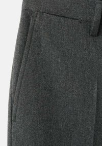 Pantaloni grigio scuro in tessuto strutturato, con fronte piatto, due tasche laterali e un sottile motivo a spina di pesce.