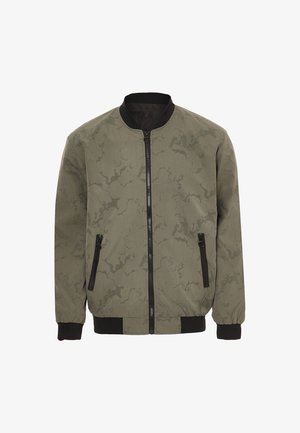 Giacca bomber verde oliva con un pattern camouflage testurizzato, cerniera nera, due tasche con cerniera, polsini e vita a coste.