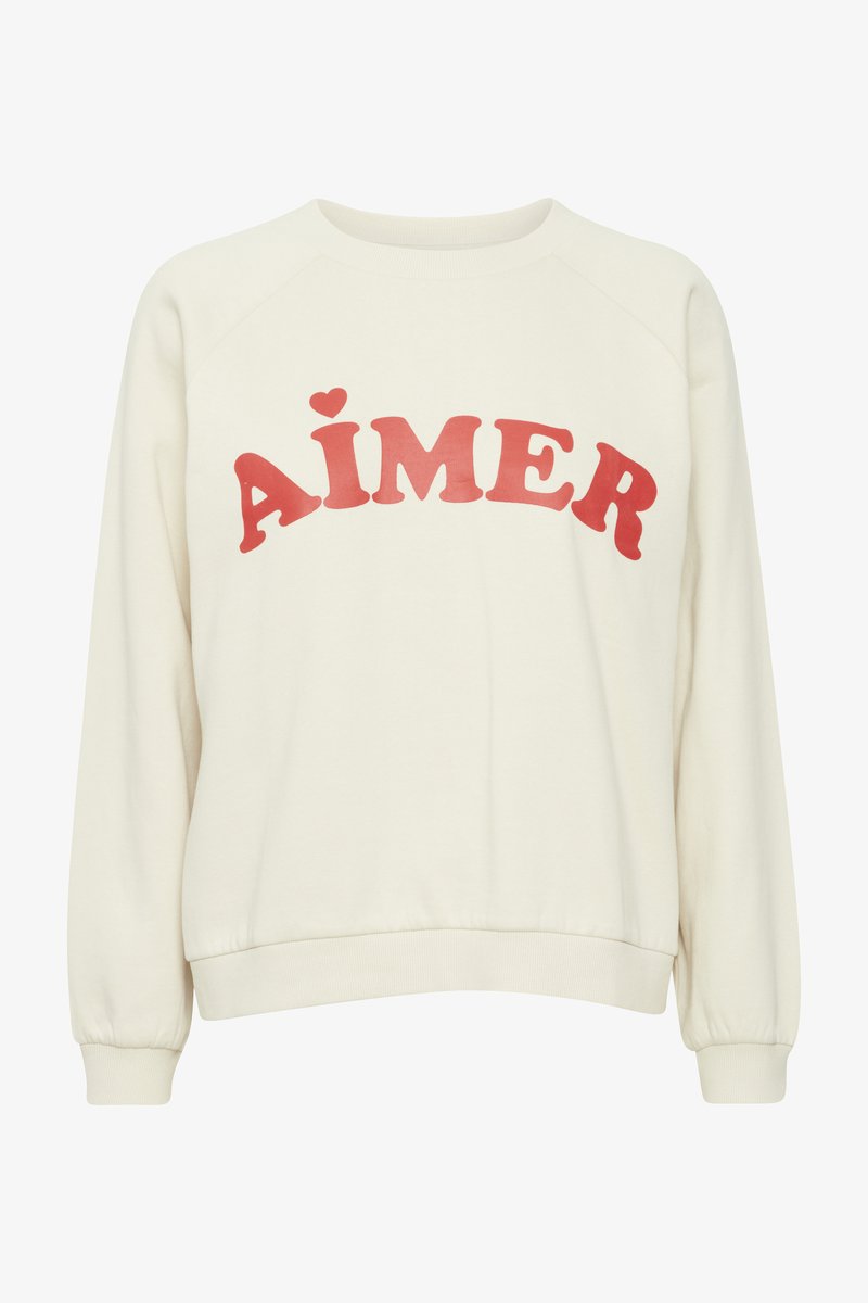 Sweatshirt di colore crema con maniche lunghe raglan e polsini a costine. Presenta un testo rosso audace "AIMER" e un piccolo accento a forma di cuore sopra la "I".