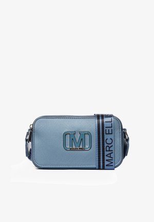 Borsa a tracolla rettangolare azzurro chiaro in materiale testurizzato, con logo metallico e tracolla a righe con il nome del brand. Chiusura con zip.