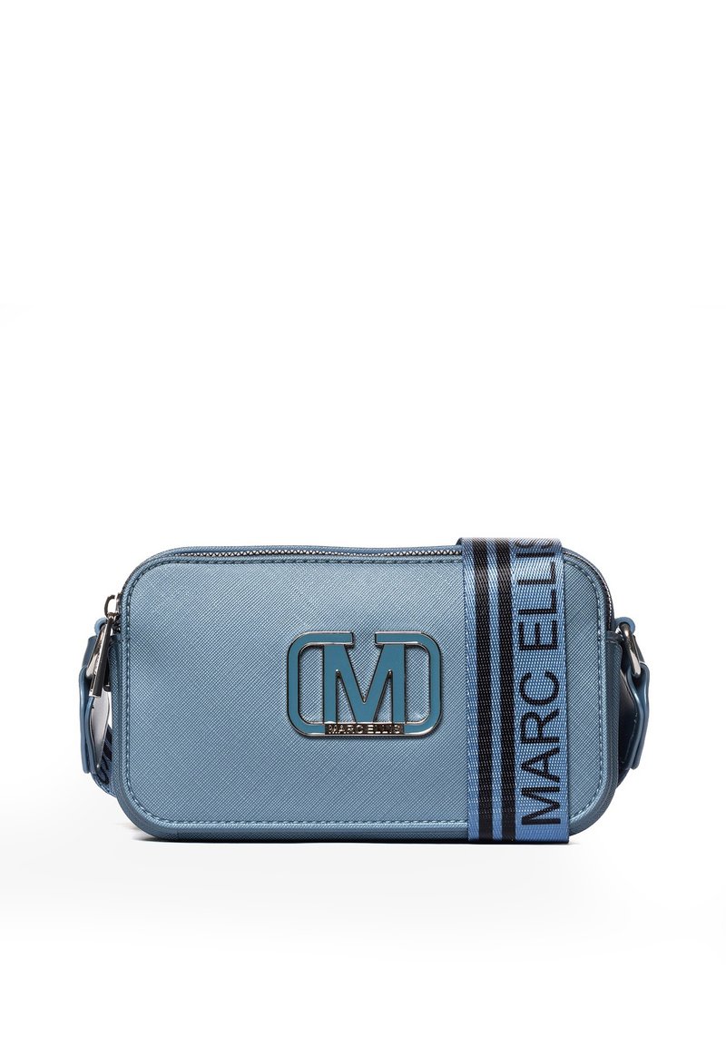 Borsa a tracolla rettangolare azzurro chiaro in materiale testurizzato, con logo metallico e tracolla a righe con il nome del brand. Chiusura con zip.