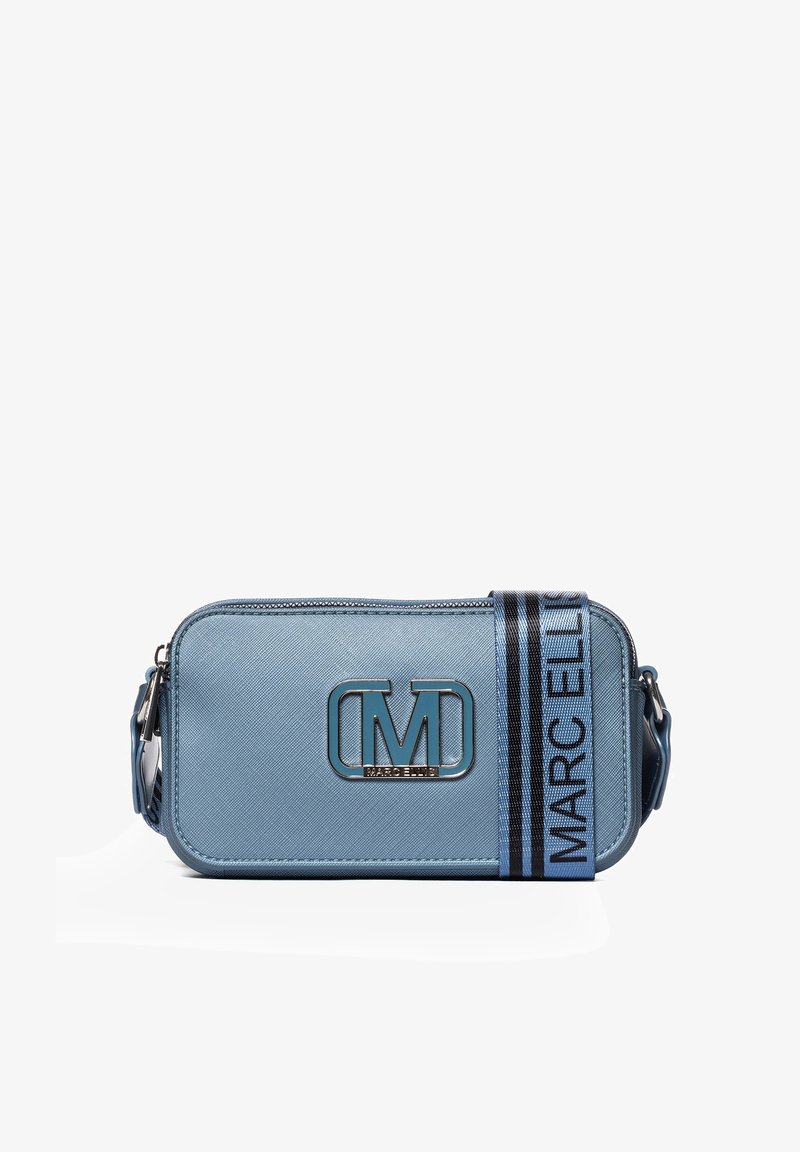 Helleblaue rechteckige Umhängetasche aus strukturiertem Material, mit metallic Logo und gestreiftem Riemen mit Markenname. Mit Reißverschluss.