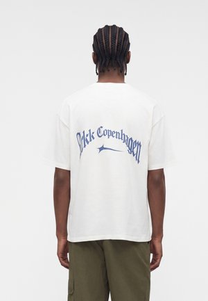 ARKK Copenhagen, GOTHIC BOXY TEE UNISEX - T-shirts print - white/babyblue