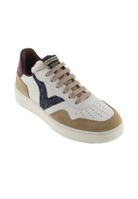 Vita lädersneakers med beige mockadetaljer och en marinblå glittrig detalj. Har runda skosnören, perforerad tå och en texturerad gummisula.