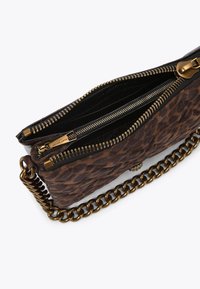 Clutch bag a stampa leopardato marrone con hardware dorato, caratterizzata da una chiusura con zip e una tracolla in catena spessa. L'interno presenta una foderatura nera.
