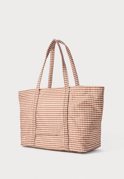 Geantă tote cu model gingham maro și alb, de formă rectangulară, cu două mânere rezistente și textură matlasată. Ideală pentru transportul diverselor obiecte.