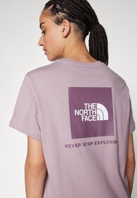 The North Face BOX RELAXED TEE - Marškinėliai su spaudiniu - purple chalk/midnight mauve