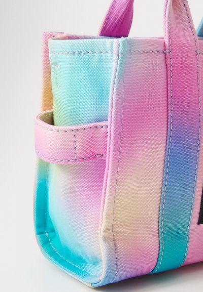 Väike kott, millel on roosa, lilla ja sinine gradient. Valmistatud kanvasest, tasku ja kontrastsed õmblused. Käepidemed peal.