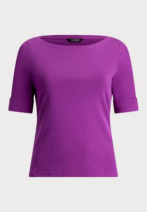 Lila, rövid ujjú felső sima pamutból, kerek nyakkivágással és felgöngyölt ujjaival. Egyszerű dizájn, minta vagy díszítés nélkül.