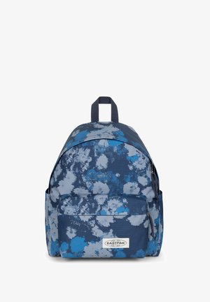 Blauwe en grijze rugzak met een aquarel spetterpatroon, gemaakt van stof, voorzien van een voorvak en een handvat aan de bovenkant.