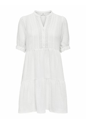 Robe blanche texturée à manches courtes avec encolure en V, petits boutons, bordure en dentelle, étages froncés et manches retroussées.