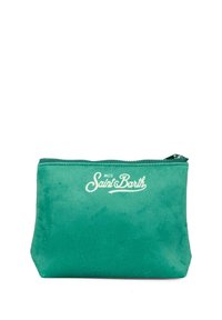 Sacchetto in suede verde con chiusura a zip. Presenta il logo "MC2 Saint Barth" in testo bianco sul fronte. Forma rettangolare con una texture liscia.
