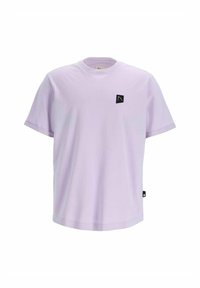 Jasnofioletowy bawełniany t-shirt z okrągłym dekoltem, krótkim rękawem i czarną kwadratową naszywką logo na lewej piersi. Minimalistyczny design.