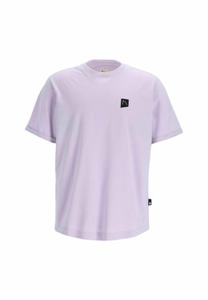 Helles lila Baumwoll-T-Shirt mit Rundhalsausschnitt, kurzen Ärmeln und einem schwarzen quadratischen Logosticker auf der linken Brust. Minimalistisches Design.