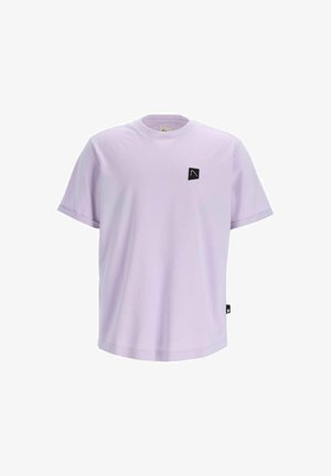 T-shirt en coton violet clair avec un col rond, des manches courtes et un patch logo carré noir sur la poitrine gauche. Design minimaliste.