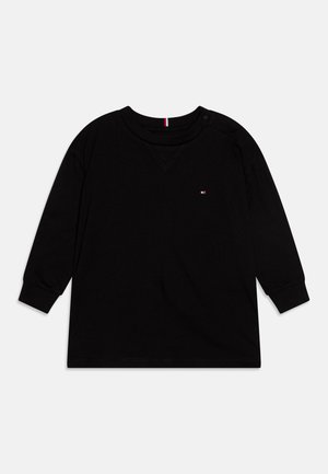 Czarna koszula z długim rękawem wykonana z miękkiego materiału. Posiada okrągły dekolt, małe logo na piersi oraz ozdobne guziki na ramieniu.