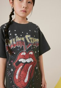 Next ROLLING STONES  - Džersejové šaty - charcoal grey