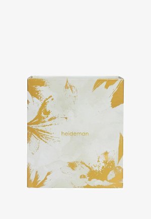 Kwadratowe pudełko z kwiatowym wzorem w kolorze żółtym i białym. Zawiera wyraziste, abstrakcyjne kwiaty oraz nazwę "heideman" napisaną złotymi literami. Matowa faktura.
