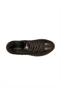 Sneaker in suede marrone con accenti in pelle, tomaia testurizzata e lacci abbinati. Presenta un design retro e una soletta imbottita per il comfort.