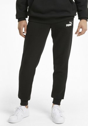 Pantalones jogger de forro polar negros con un ajuste ceñido, cintura elástica y puños acanalados. Logo blanco de Puma exhibido en el muslo izquierdo.