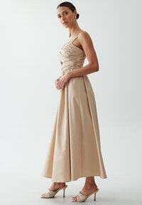 THE FATED TAYLOR TWIST - Robe longue - sand