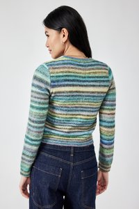 Mehrfarbiger Strickpullover mit horizontalen Streifen in Grüntönen, Blautönen und Gelbtönen. Figurbetontes Design mit gerippten Bündchen und Saum.