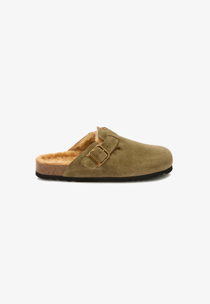 Olijfgroene suede klomp met nepbont voering, verstelbare band met een messing gesp, kurken middenzool en een zwarte rubberen buitenzool voor grip.