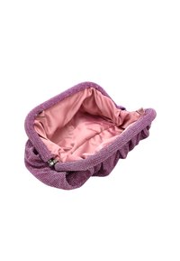 Clutch viola con paillettes e fodera in satin rosa chiaro. Presenta un bordo arricciato e hardware argento, con parte superiore chiusa e senza tasche esterne.