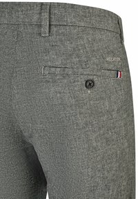 Grijs gemêleerde broek met een knoopsluiting, een achterzak met een knoop en een kleine driekleurige accent. Gemaakt van geweven stof.