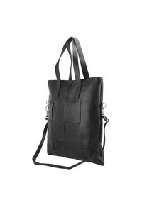 Zwarte leren tote bag met een gestructureerd, geweven ontwerp. Heeft twee handvaten en een verstelbare schouderband. Inclusief een klein gekleurd label.