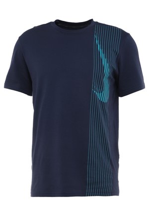 Donkerblauw T-shirt met korte mouwen met verticale lichtblauwe lijnen en een subtiel abstract patroon aan de rechterkant.