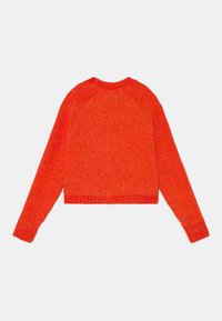 Maglione rosso lavorato a maglia con una finitura testurizzata, caratterizzato da un collo a girocollo e polsini a coste, progettato in una silhouette corta con maniche a raglan.