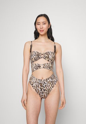 Costume da bagno leopardato con design ritagliato, caratterizzato da spalline in catena nera e accenti circolari. Realizzato in tessuto testurizzato e elasticizzato.