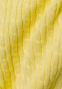 Gelber Strickpullover mit gerippter Textur und Zopfstrickmuster, ausgestattet mit weichen, glatten Fasern und einem leichten Glanz im Stoff.
