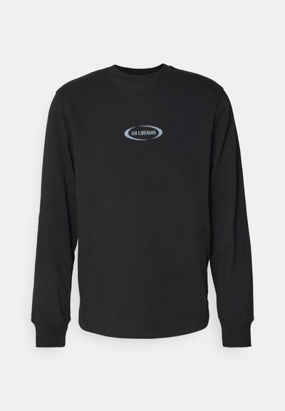 Camiseta de manga larga negra hecha de algodón, presenta un logo bordado circular azul en el pecho y puños acanalados para un ajuste cómodo.