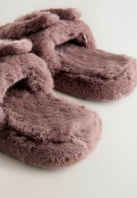 Pantoffels van namaakbont in zacht mauve, met een dikke, pluizige textuur, afgeronde vorm en open teen ontwerp met een zachte bovenzijde.