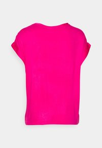 Chemise rose vif à manches courtes avec poignets retroussés vue de dos sur un fond clair uni.