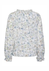 Blouse blanche avec motif floral bleu et pêche, encolure et poignets volantés élastiqués, manches longues, fabriquée en tissu léger.