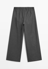 Dunkelgraue, weit geschnittene Hose aus strukturiertem Stoff, mit elastischem Bund und einem schlichten Design. Hat keine Taschen oder zusätzliche Verzierungen.