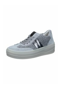 Laagse sneaker van grijs suede, textielstof, zwarte zijkanten, grijze veters en een dikke lichtgrijze zool.